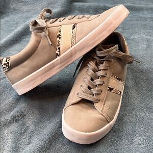 Chic Grey Evan’s Sneakers with Snakeskin Detail